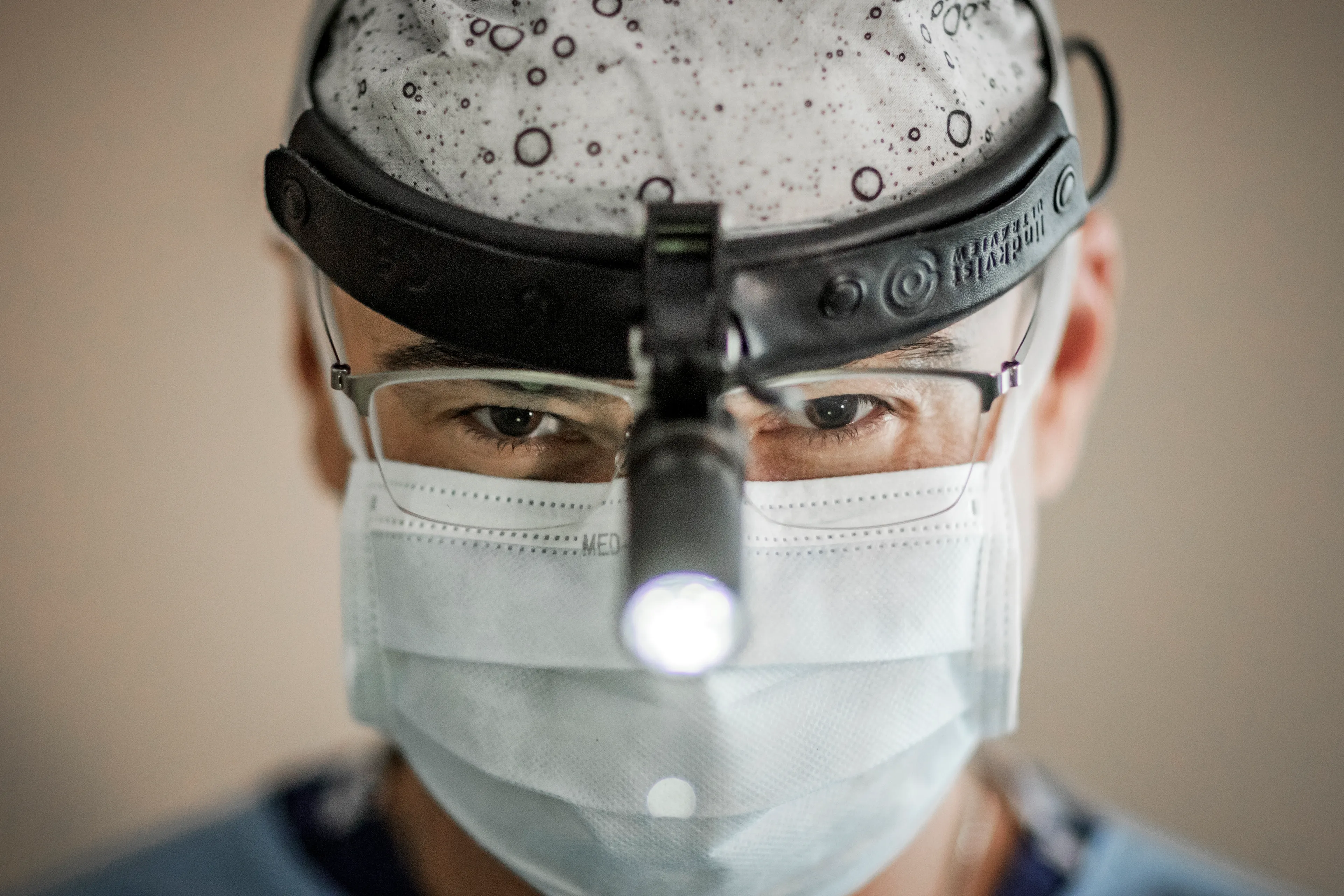 Le Dr Christoph Jethon opère un patient