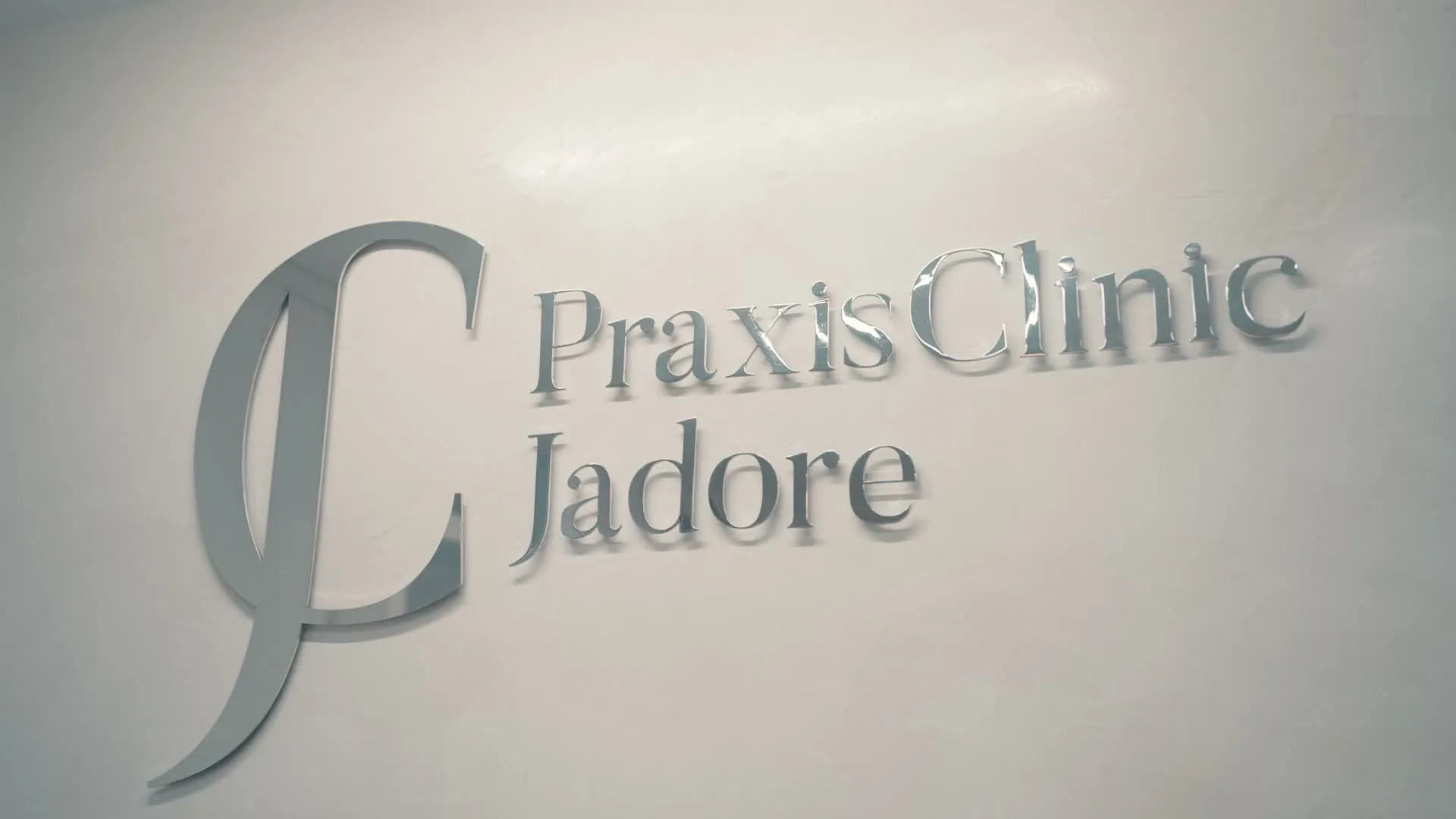 Le Dr Christoph Jethon opère un patient